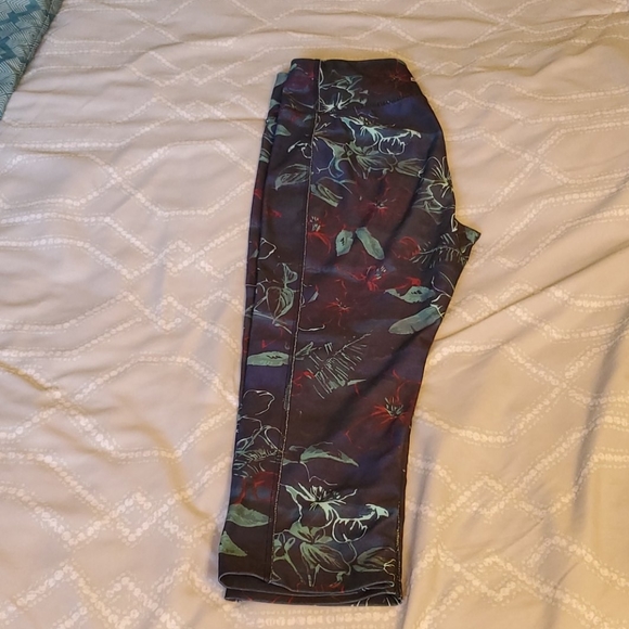Lot of athletic tights/pants/capris - Picture 8 of 11